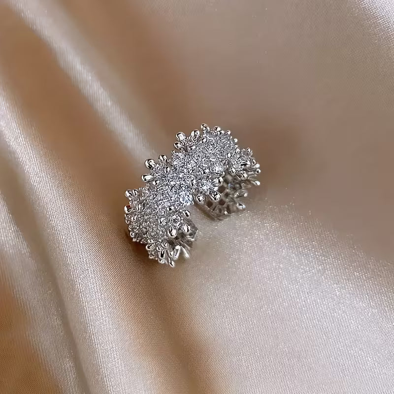 Ring med luksuriøst, uregelmæssigt geometrisk design