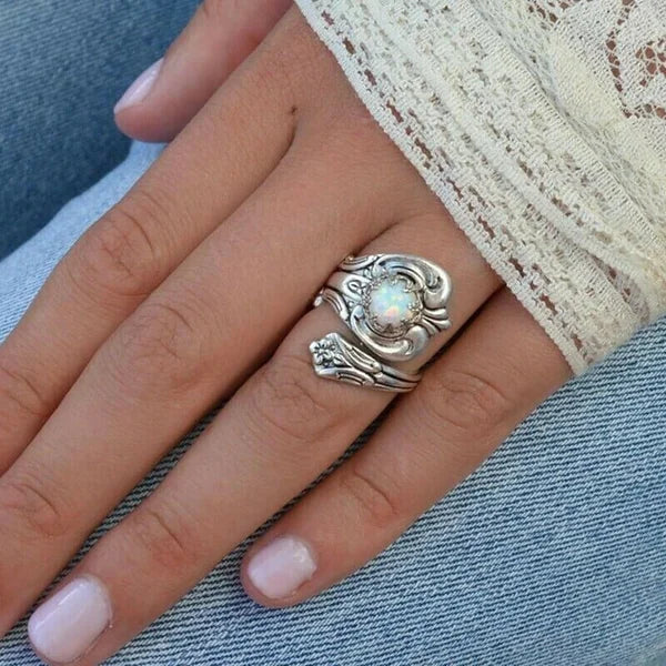 Fleksibel ring med ske af hvid opal