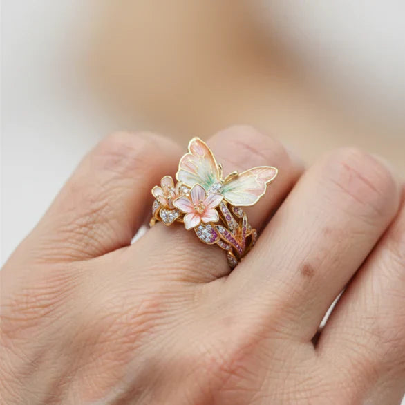 Naturglitrende sommerfuglering med cubic zirconia