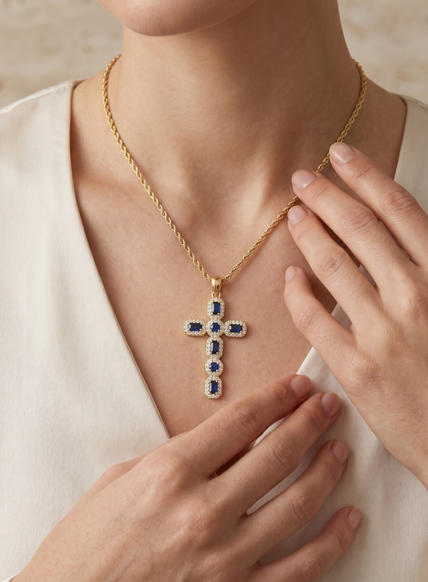 Elegant halskæde med zirconia kors