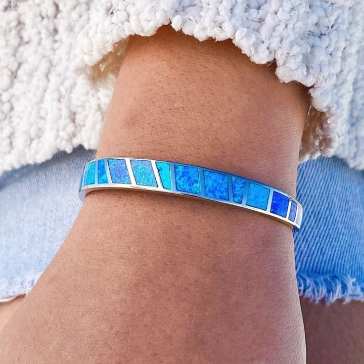 Blåt opal og sølv armbånd