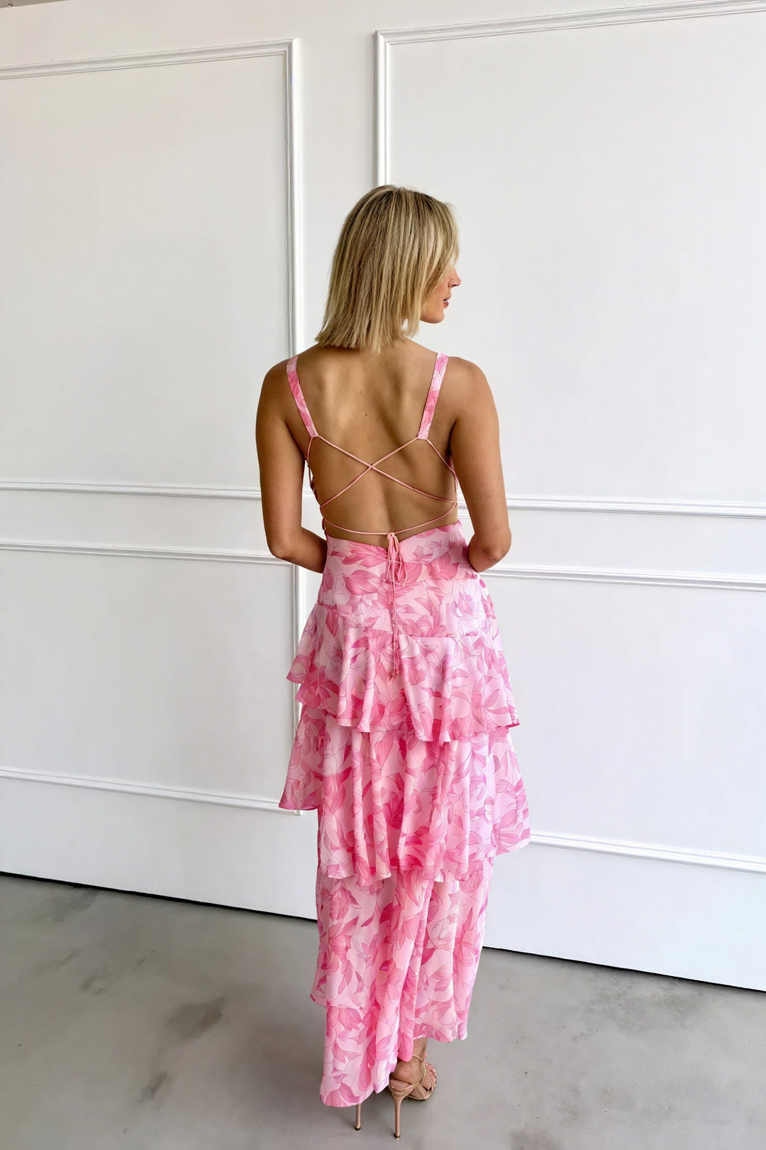 Emma | Blomstret Kjole med Dybt Udhulning