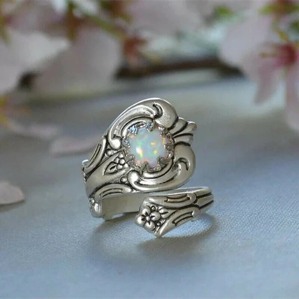 Fleksibel ring med ske af hvid opal