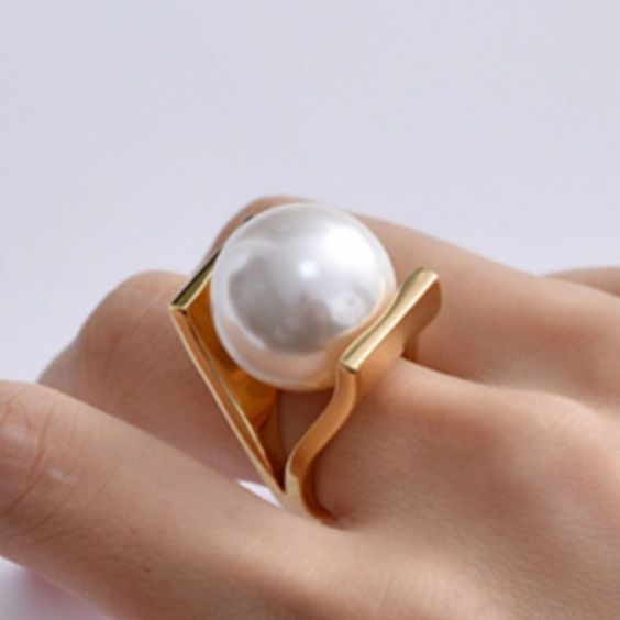 Gylden ring med perleindlæg i vintagestil