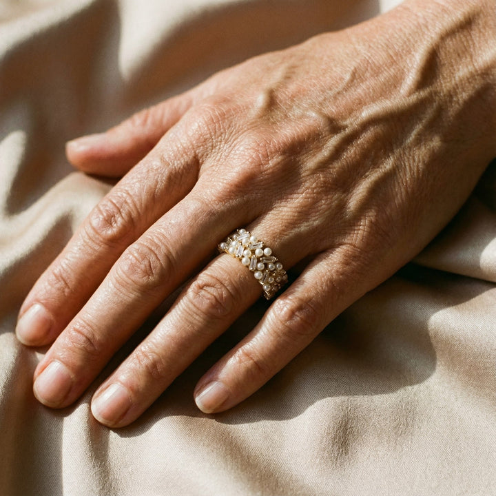 Vintage justerbar ring med perler og gyldne krystaller