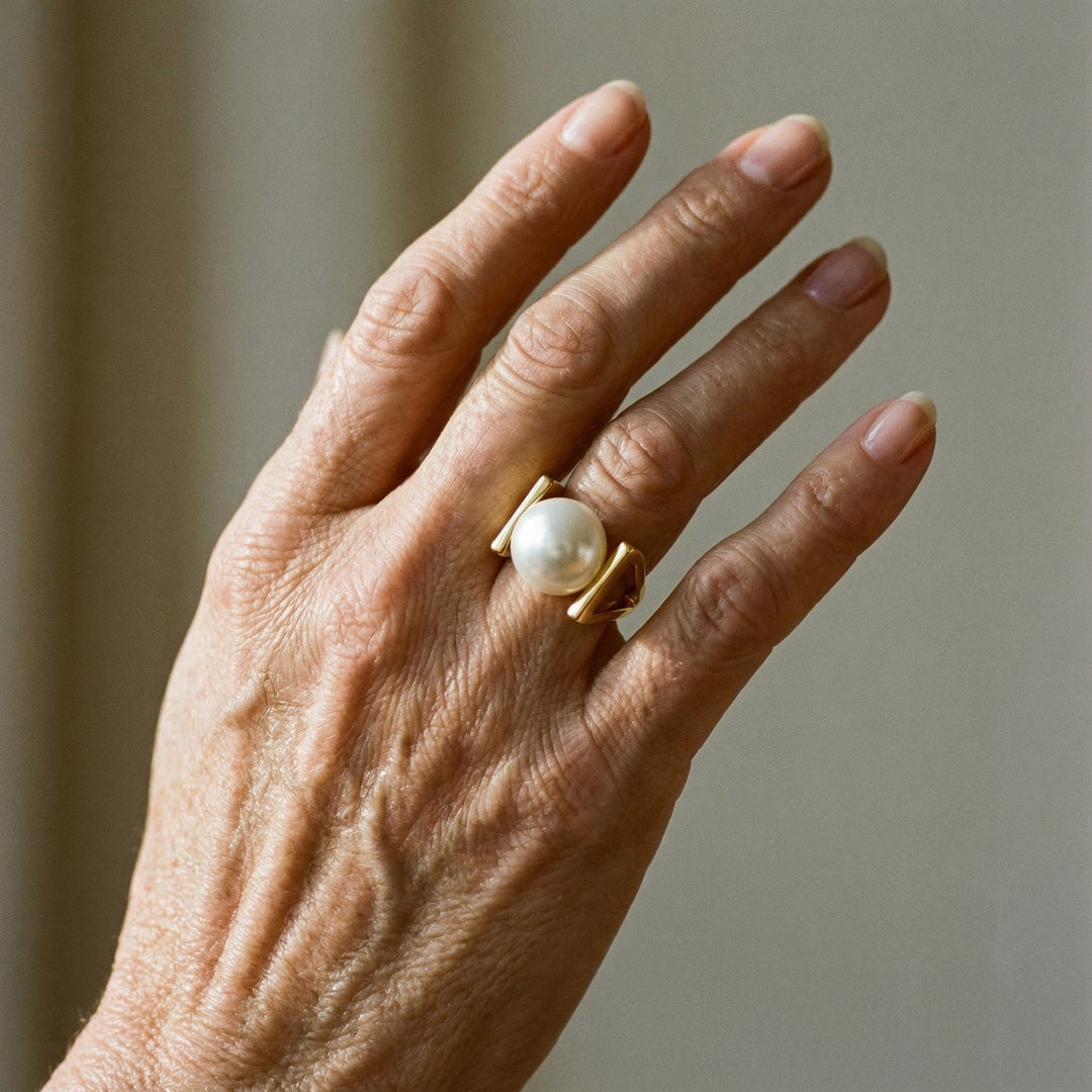 Gylden ring med perleindlæg i vintagestil