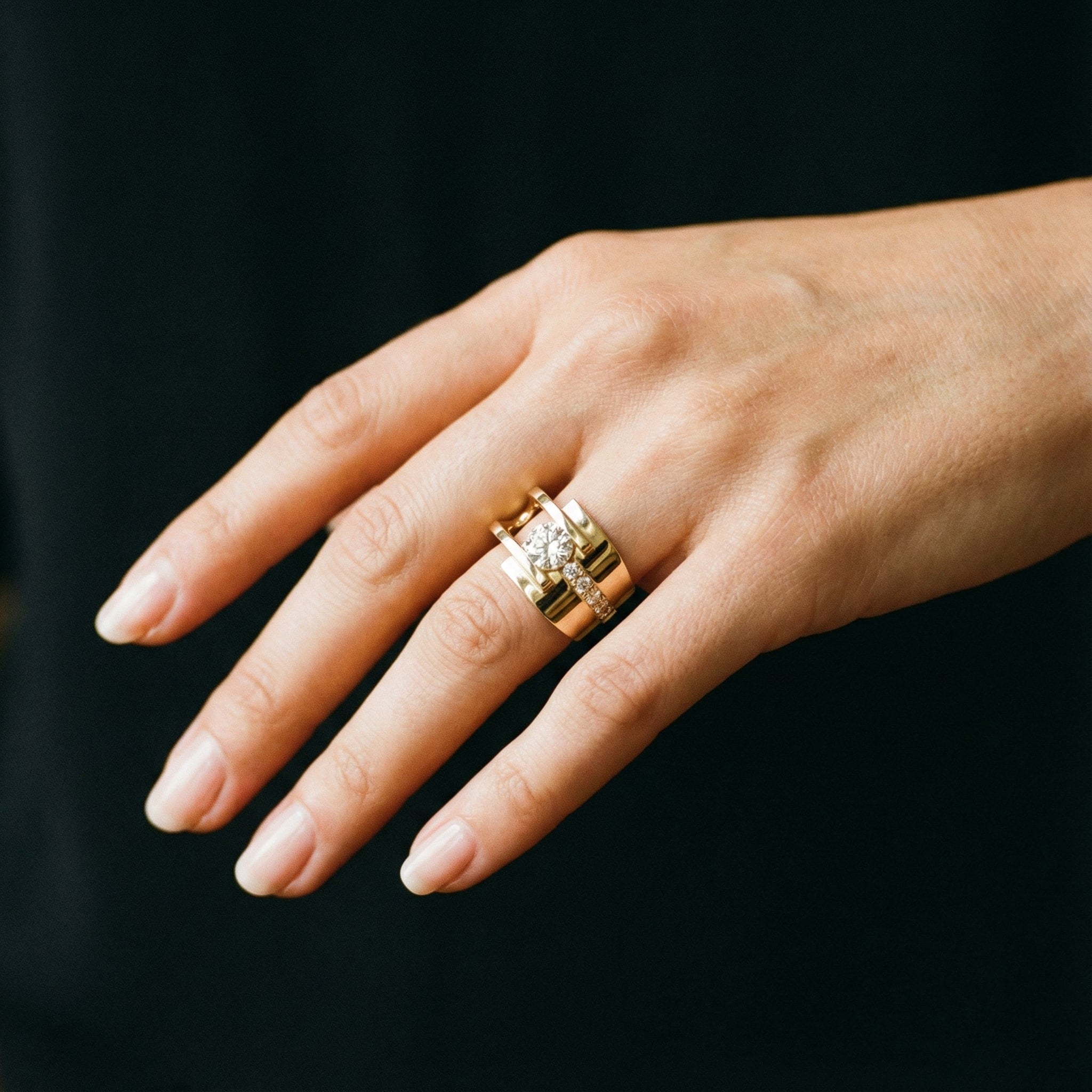 Anillo Vintage Dorado Irregular con Zircón
