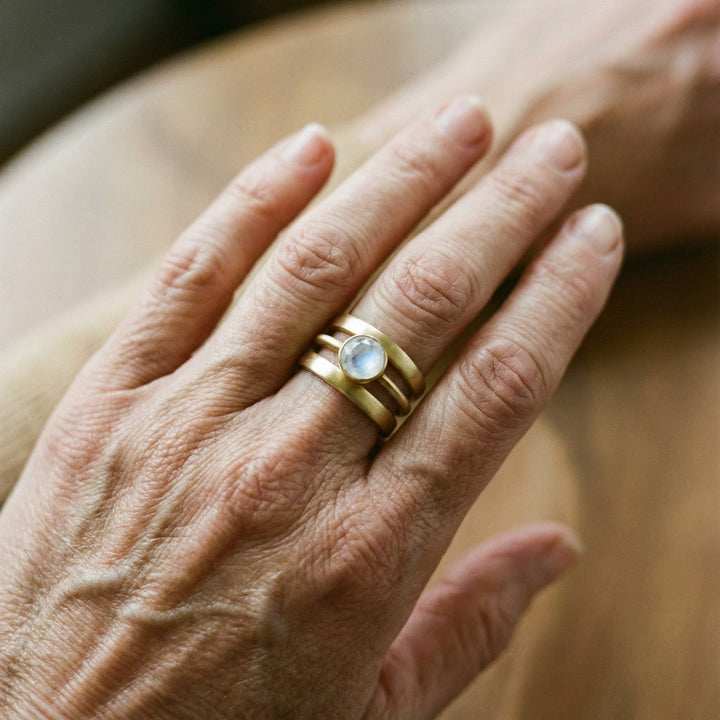 Vintage ring i guld med månestensindlæg