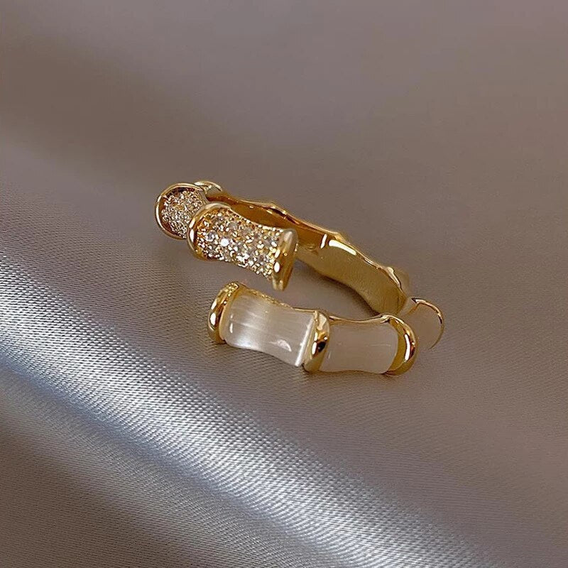 Luksuriøs justerbar ring med hvid opal i guld