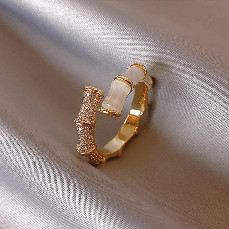 Justerbar luksusring med hvid opal i guld