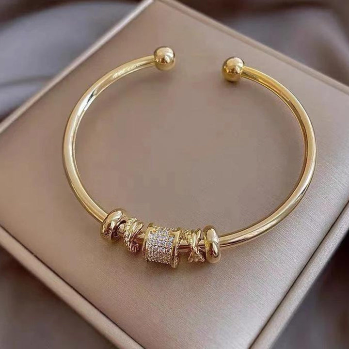 Justerbart armbånd med guldsmykker