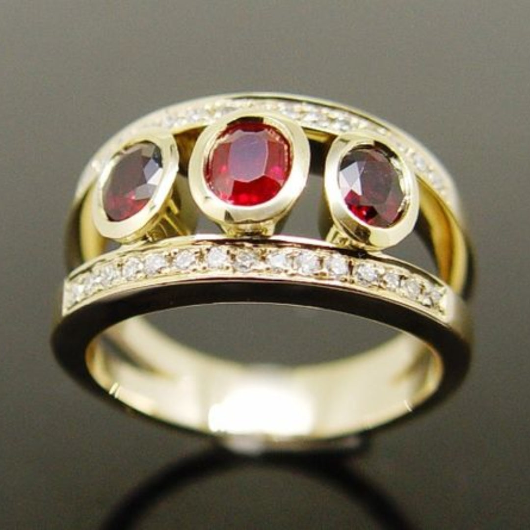 Vintage guldring med rød zirkonia