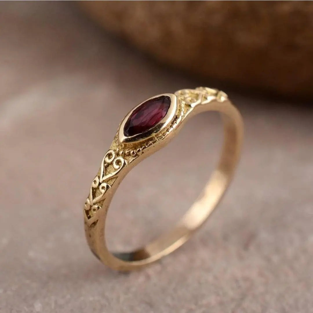 Złoty Vintage Ring med Rød Krystal