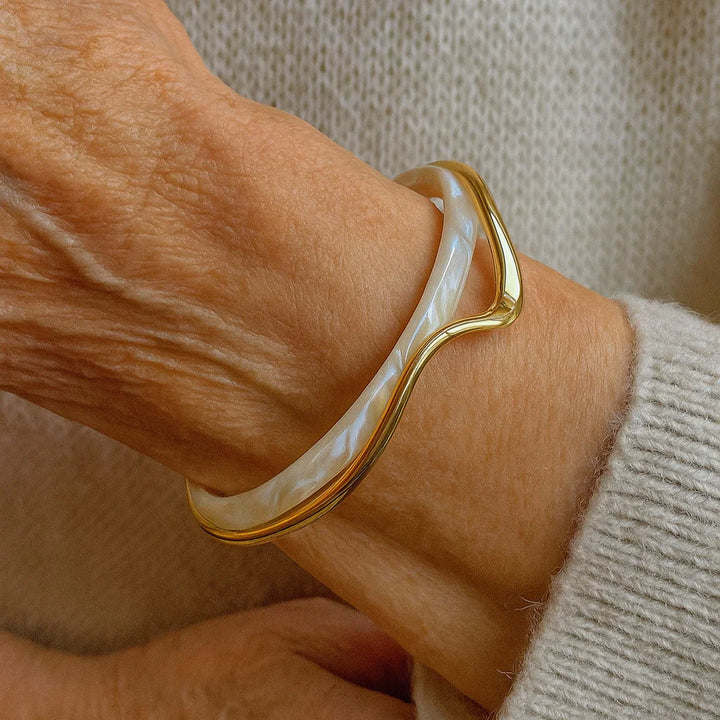 Elegant Armring i Hvid Emalje og Guld