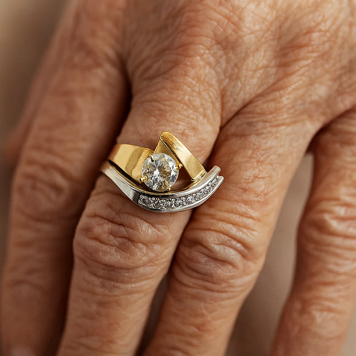 Anillo Vintage Irregular en Dorado y Plateado con Circonita