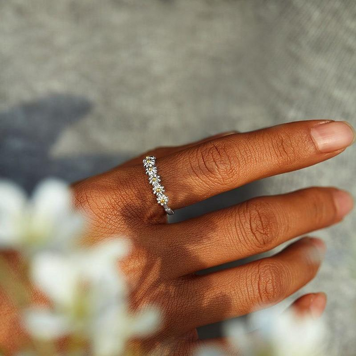 Justerbar ring i sterlingsølv med håndmalet emalje marguerit