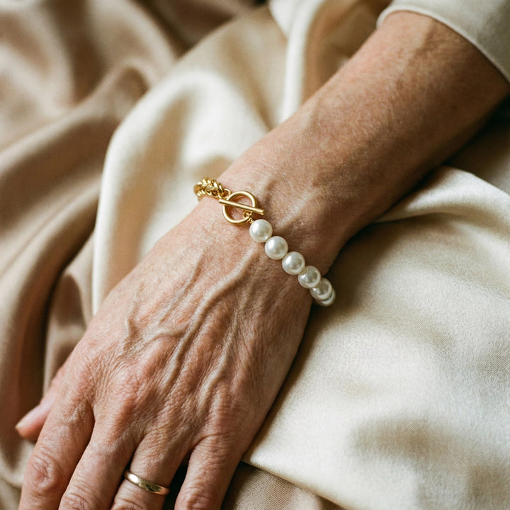 Elegantt armbånd i guld og perler