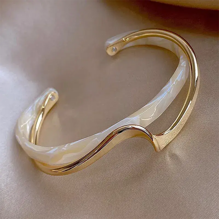 Elegant Armring i Hvid Emalje og Guld