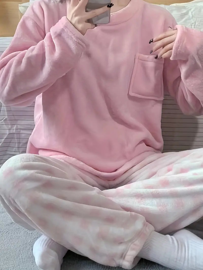 Varmt pyjamasæt i blødt materiale til damer