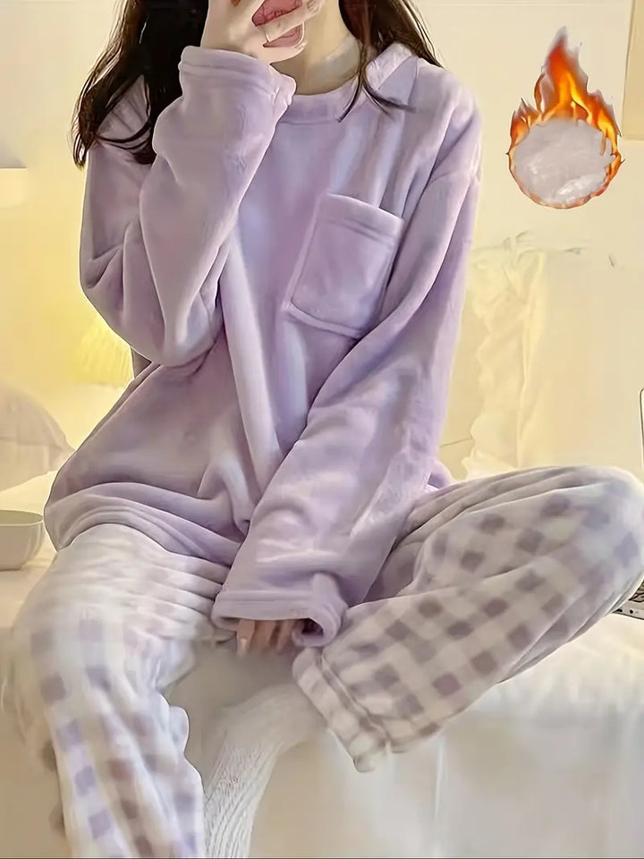 Varmt pyjamasæt i blødt materiale til damer