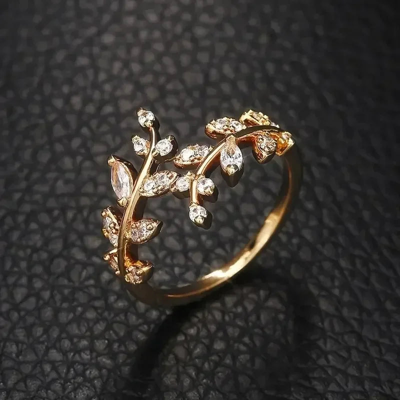Vintage ring med blomster-træ og krystaller