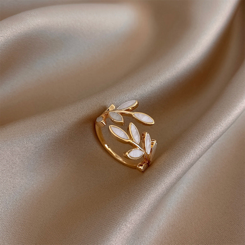 Justerbar Ring med Hvid Opal Blad i Guld