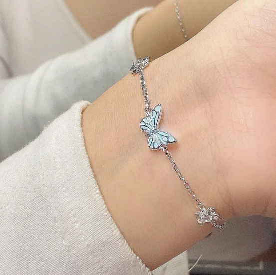 Halskæde- og armbåndssæt med en lyseblå sommerfugl