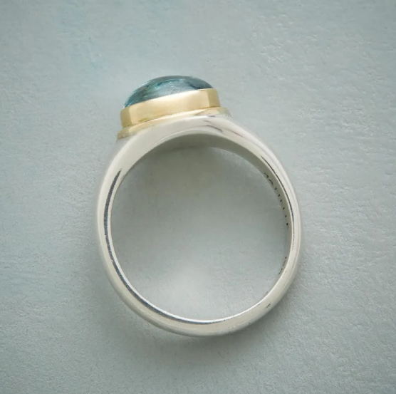 Sølvring med grøn diamant