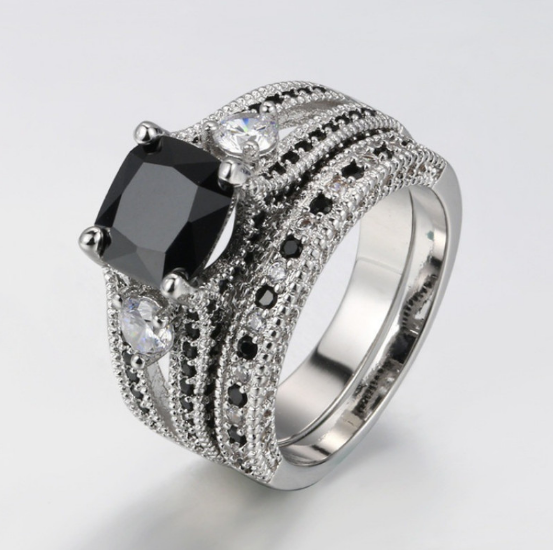Ring med sort zirkon og diamanter