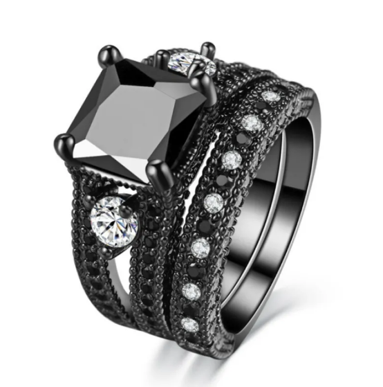 Ring med sort zirkon og diamanter