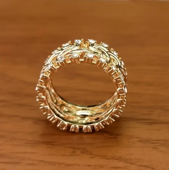 Ring med forgyldt snoet glas