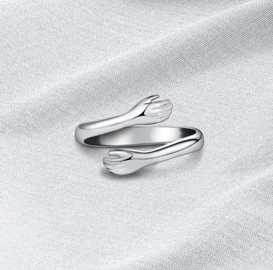 Justerbar ring formet som et kram