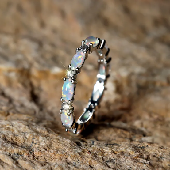 Platinaring med diamanter og opal i hjerteform