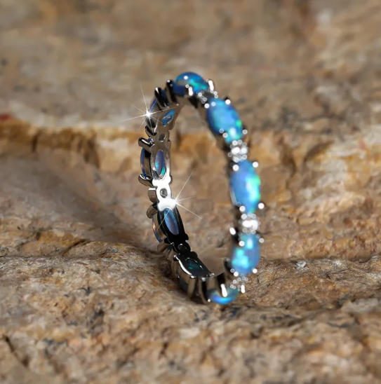 Platinaring med diamanter og opal i hjerteform