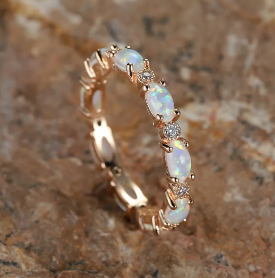 Platinaring med diamanter og opal i hjerteform