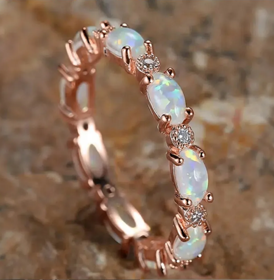 Platinaring med diamanter og opal i hjerteform
