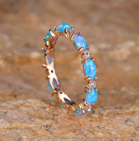 Platinaring med diamanter og opal i hjerteform