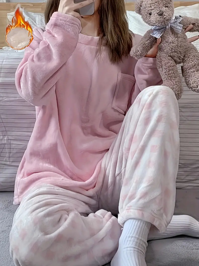Varmt pyjamasæt i blødt materiale til damer