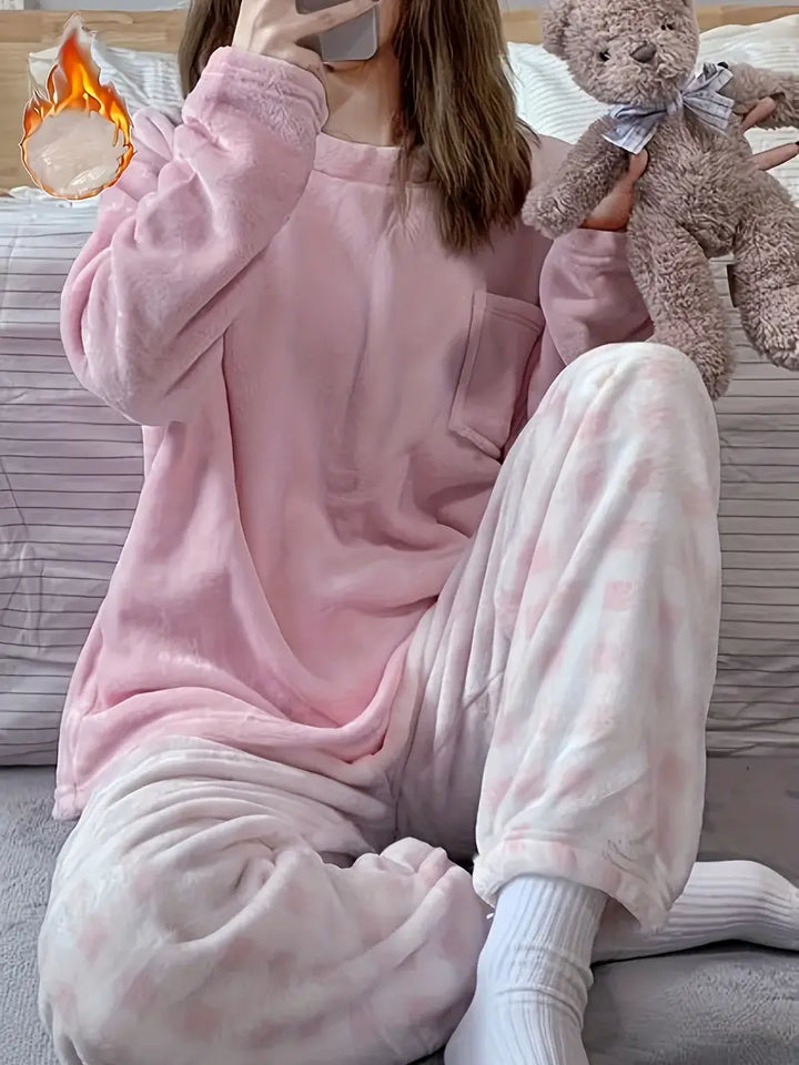 Varmt pyjamasæt i blødt materiale til damer