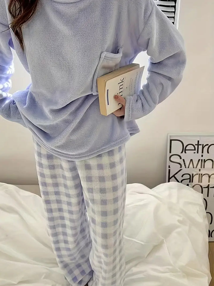 Varmt pyjamasæt i blødt materiale til damer