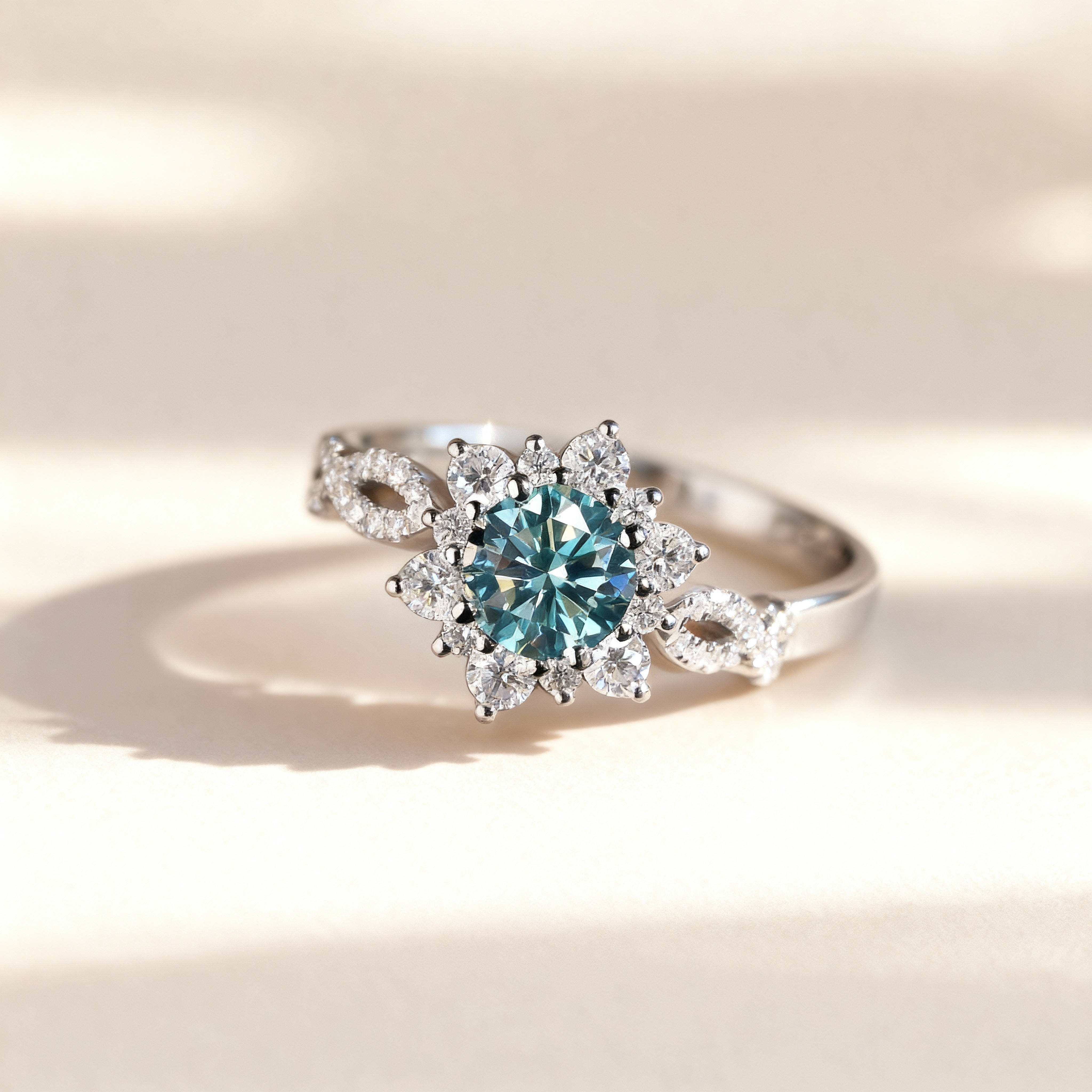 Blomsterformet ring med turkis krystal
