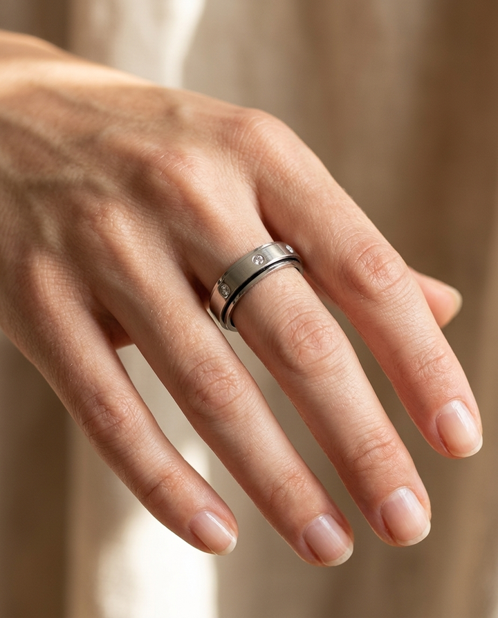 Drejet ring til kvinder med zirkonia - Kamelia