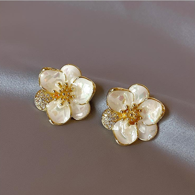 Elegante blomsterøreringe i guld