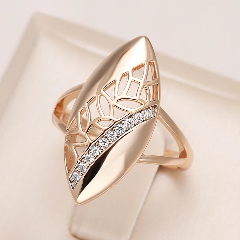 Elegant diamantring med dobbelt spids i guld