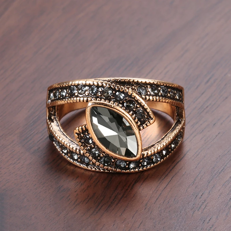 Elegant ring i sort krystal