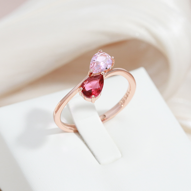 Elegant guldring med rød krystal