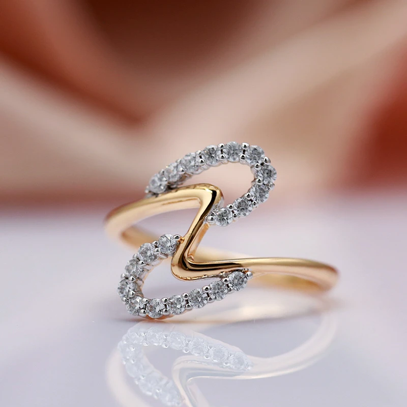 Elegant ring med glitrende guld-bølger