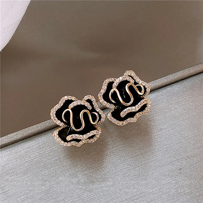 Elegante Black Lotus øreringe i guld
