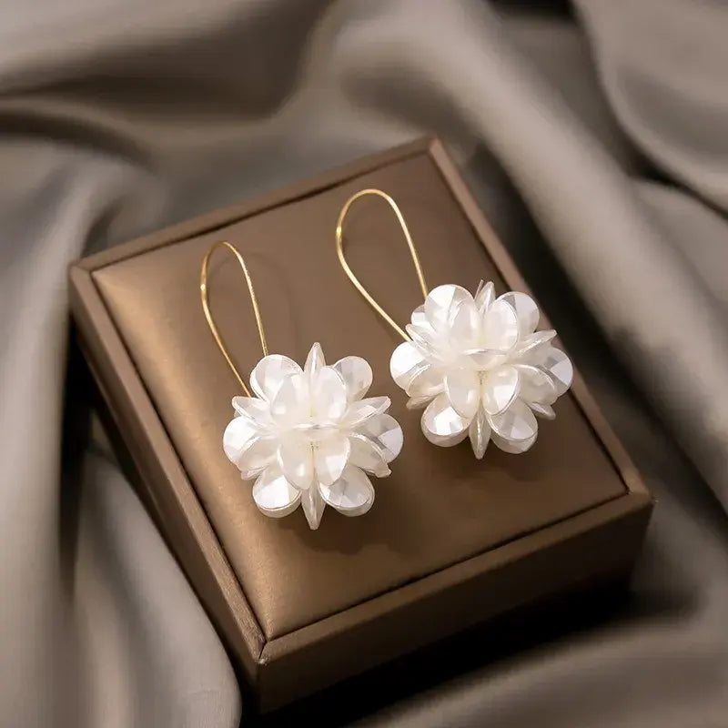 Elegante ørestikker med hvide blomster
