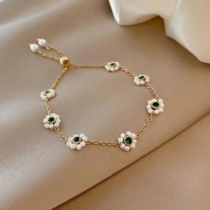Elegant armbånd med grønne krystaller